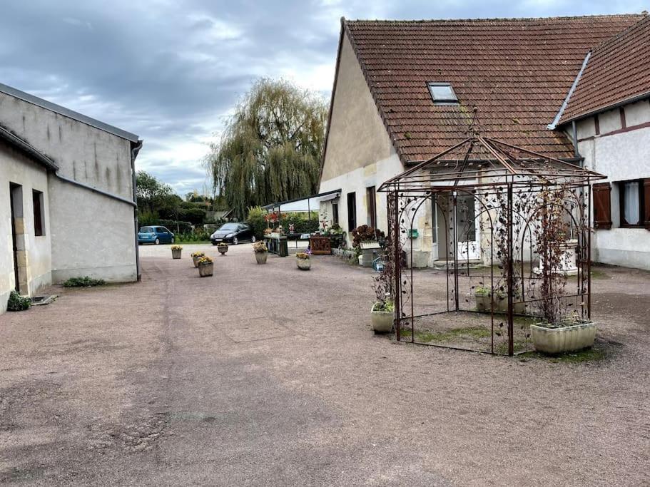 Charmant T2 au 1er dans résidence avec parc arboré Saint-Pierre-le-Moûtier Esterno foto